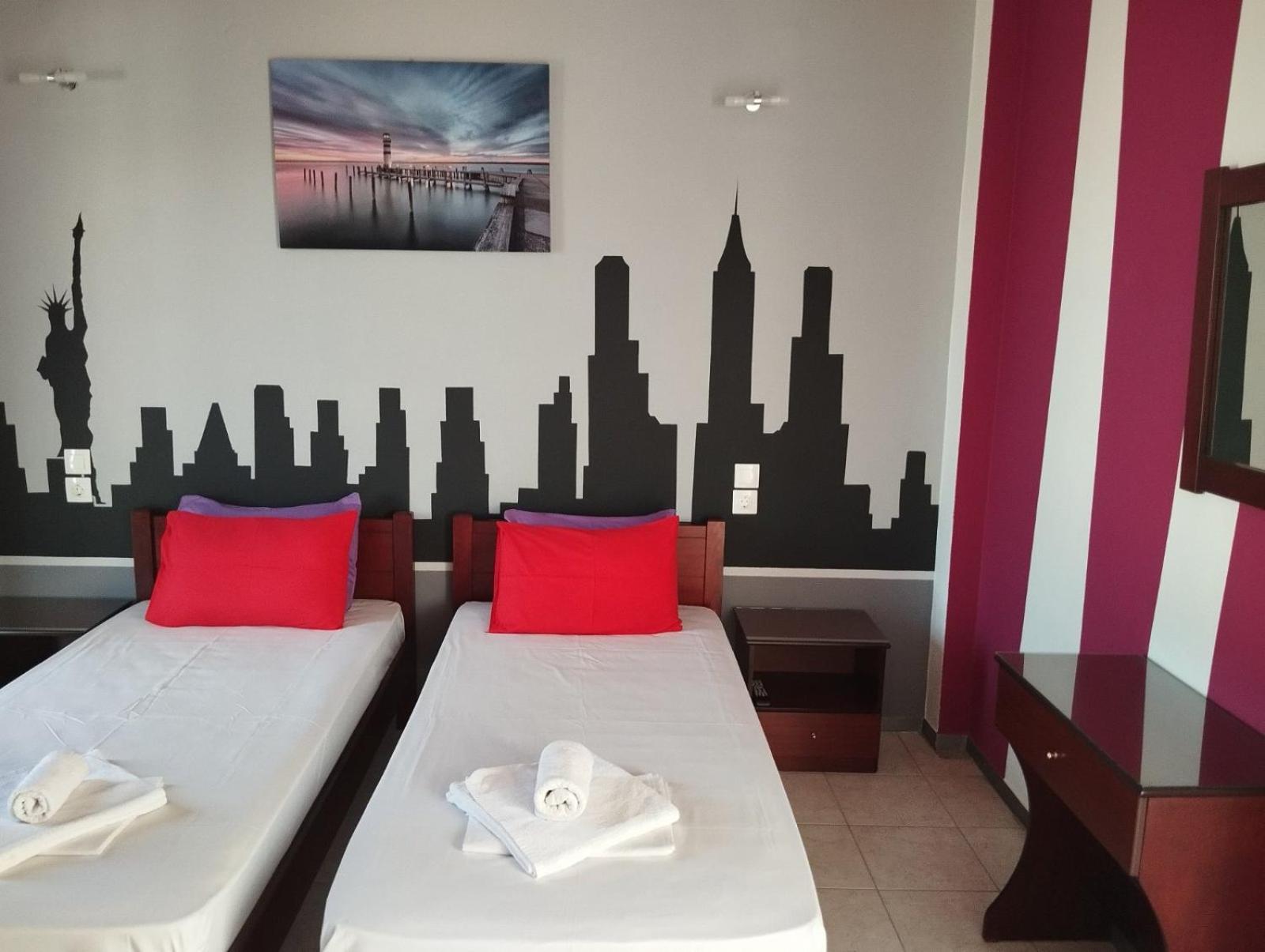 קמנה וורלה Hotel Neon Astron מראה חיצוני תמונה