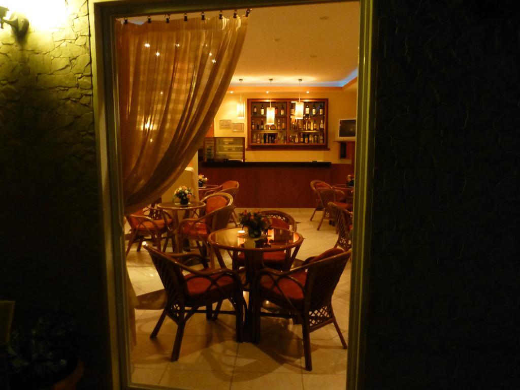 קמנה וורלה Hotel Neon Astron מראה חיצוני תמונה